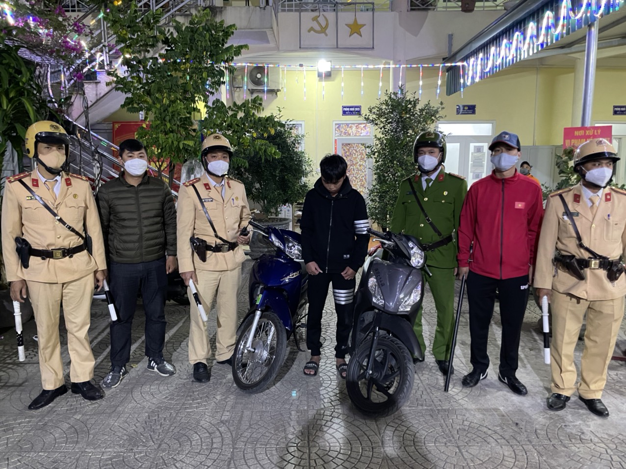 Đội CSGT-TT Công an quận Hồng Bàng  xử lý đối tượng lạng lách đánh võng